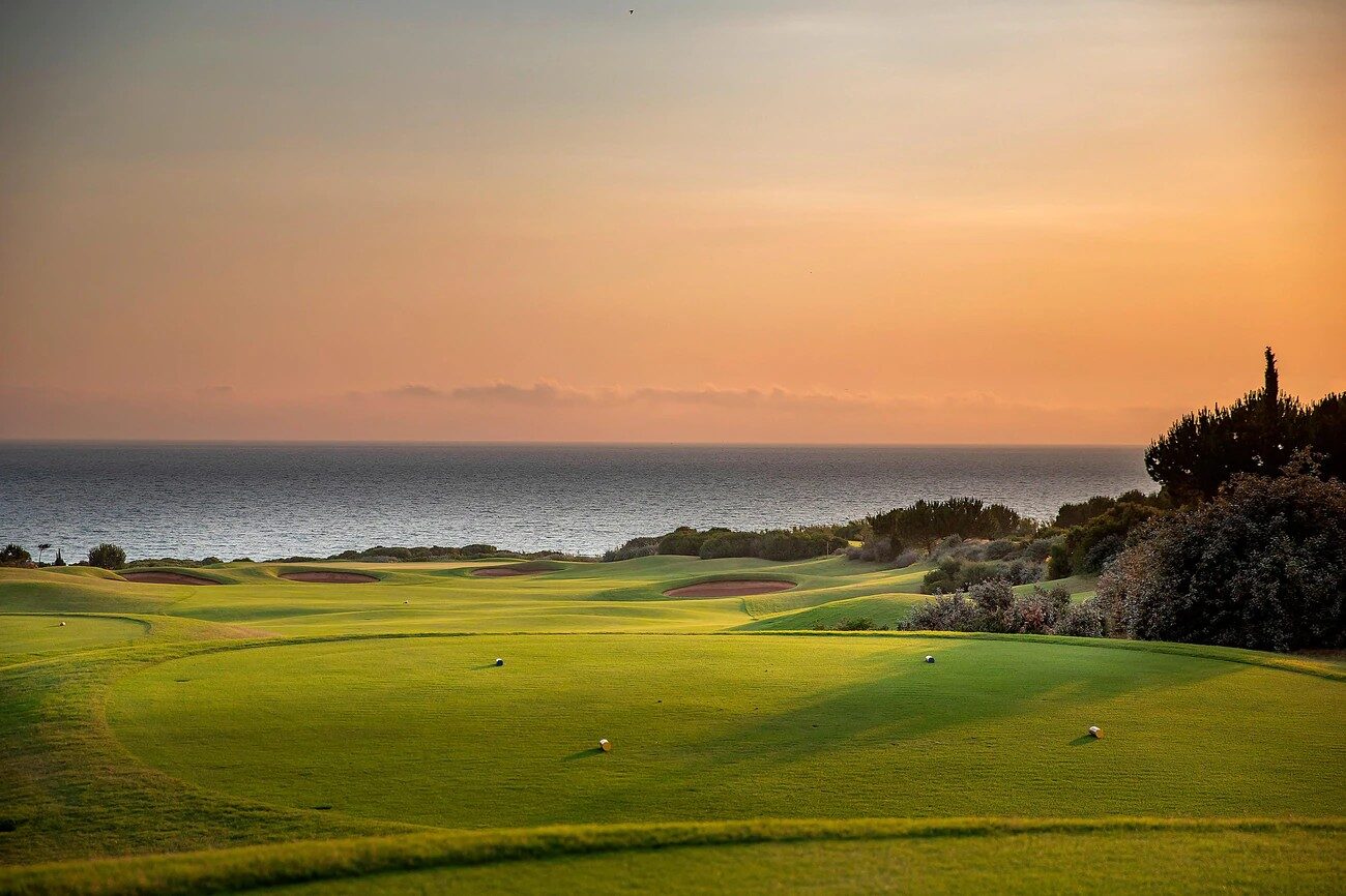Rossmund tee shot framed by red Namib dunes